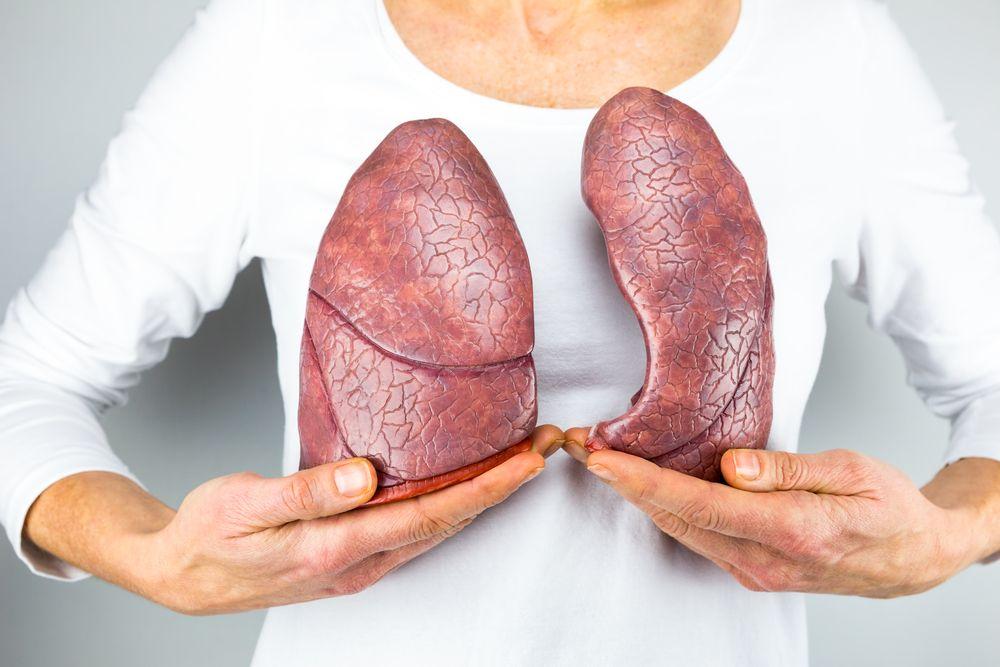 Lung disease in women (©BenSchonewille/Shutterstock.com)